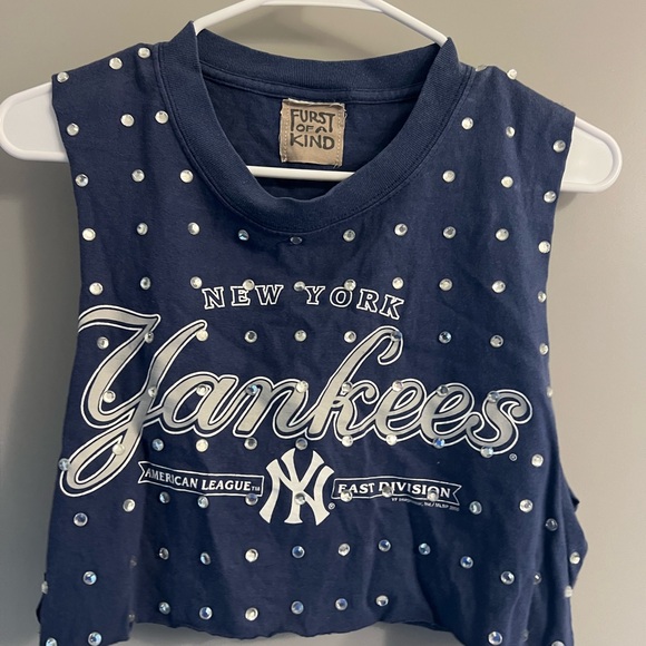 New York Yankees Women’s Navy Blue Sleeveless Crop Top - Picture 2 of 5